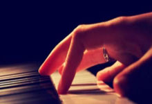 爱游戏：LIV新加坡高球赛次日 尼曼与约翰逊并列第一.